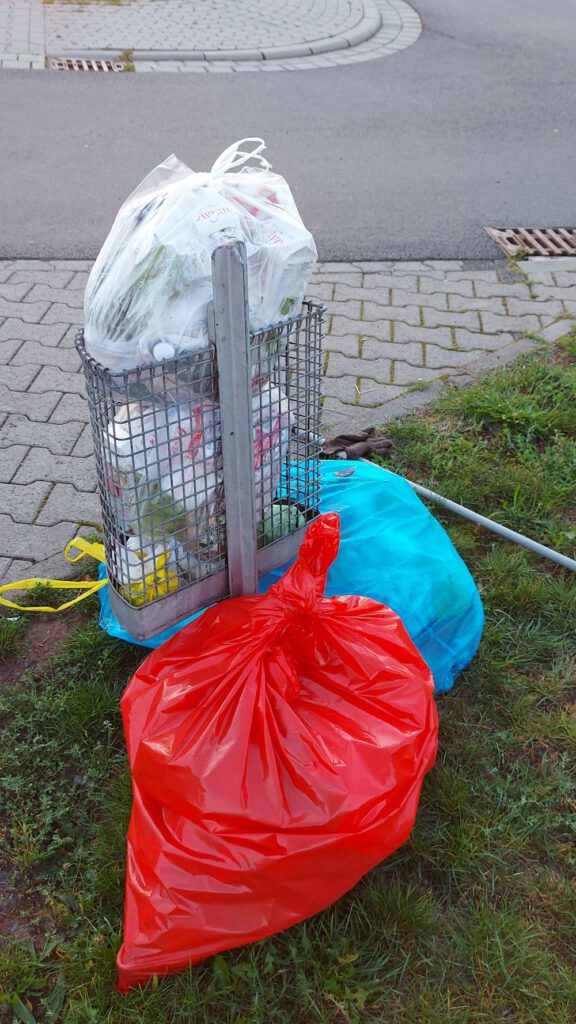 Der Großteil des eingesammelten Mülls der Umweltfreunde im roten Sack.